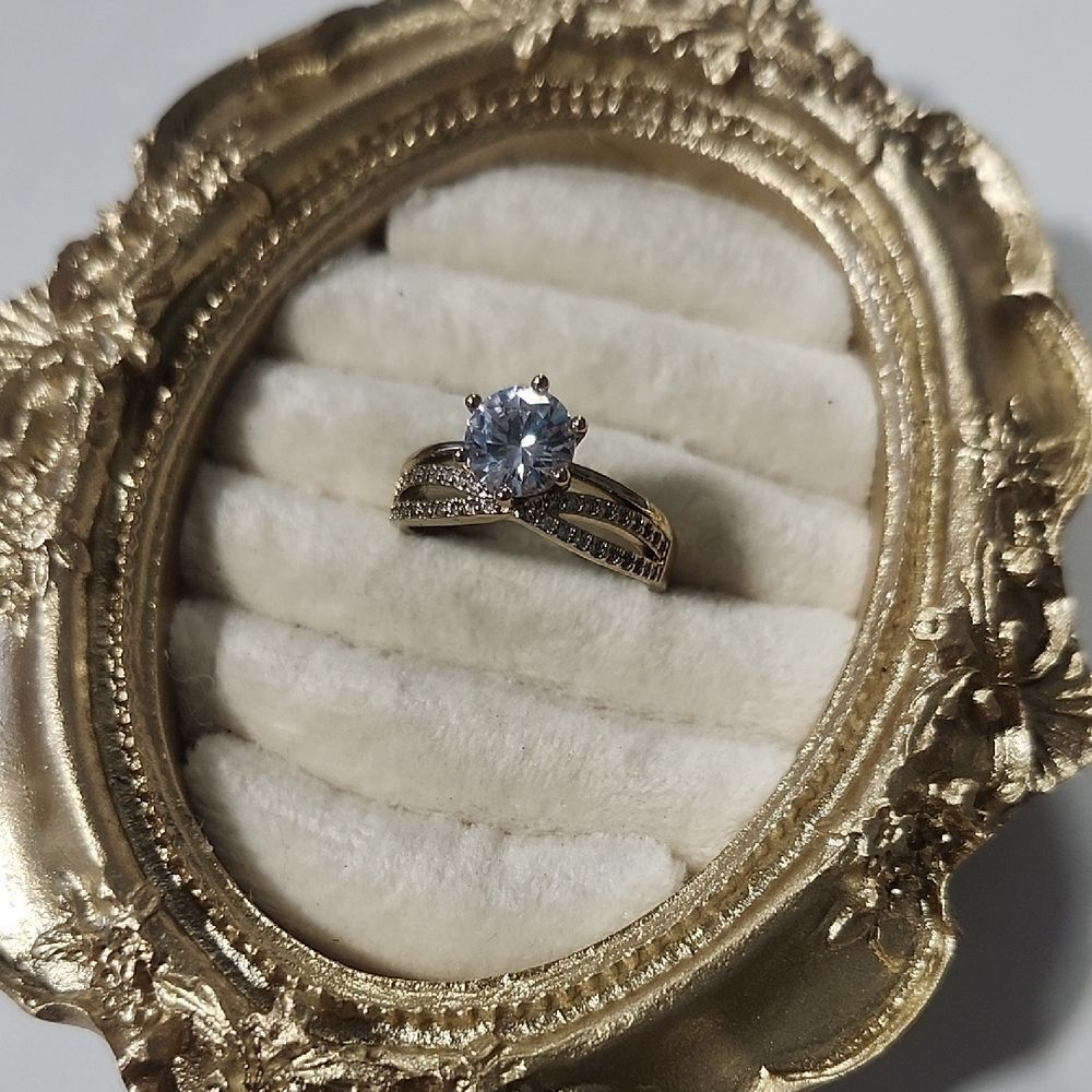 Elegant Gold Tone Women's Ring Size 8